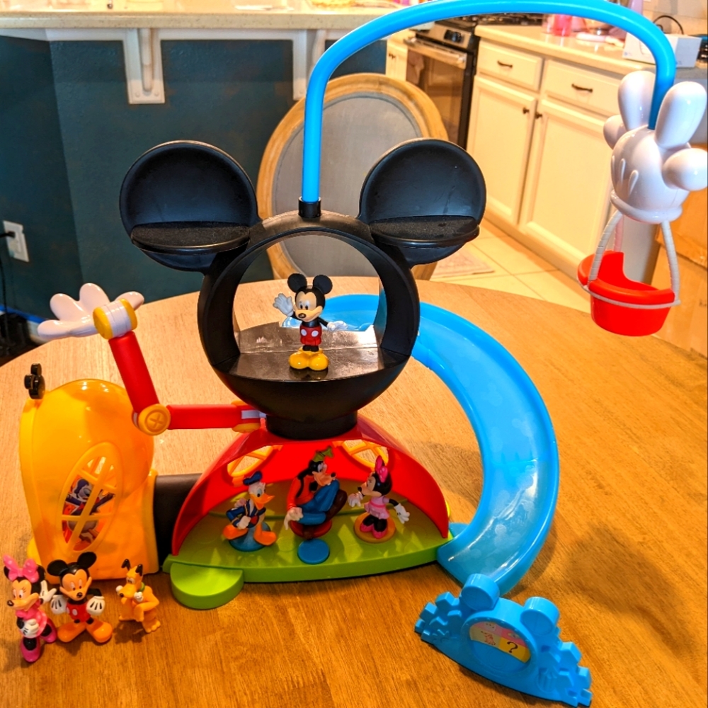 Mickey Mouse Clubhouse with Characters
